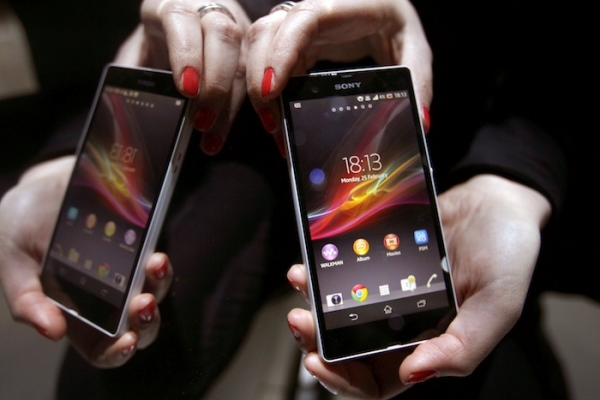 So sánh Xperia Z và Galaxy S4: polycarbonat hay kính - 1