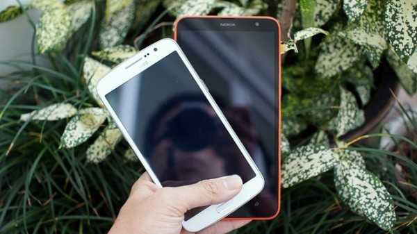 So ngoại hình Galaxy Grand 2 và Lumia 1320 - 1